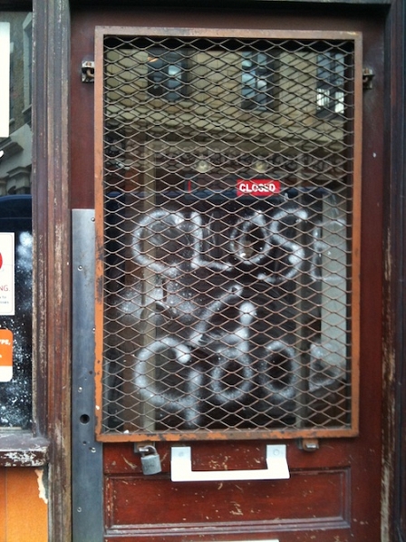 © Robert Rotifer Rossi Restaurant Vordertür mit gesprayter Aufschrift: Closed 4 Good